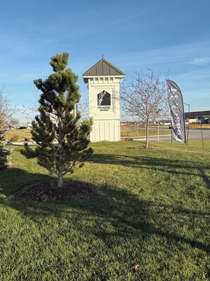 Property grounds - Legacy Retreat, your private 2-bdrm getaway in the modern area of Grand Island (Grand Island)