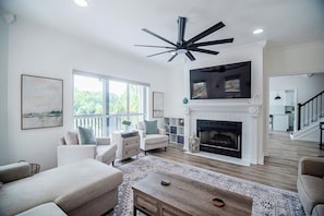 Smart TV, fireplace, ping pong, books - The Willow at Lake Martin-A Spacious Dream Lakeside Retreat (Alexander City)