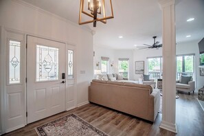 Una Smart TV, una chimenea, libros