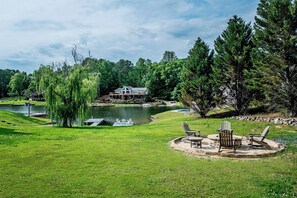 Outdoor dining - The Willow at Lake Martin-A Spacious Dream Lakeside Retreat (Alexander City)