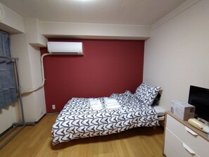 1 habitación, tabla de planchar con plancha, internet y ropa de cama 