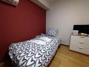 1 chambre, fer et planche à repasser, accès Internet, draps fournis