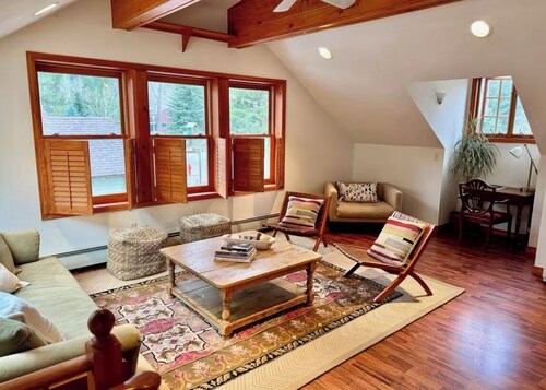 Sunny 2-bedroom loft in charming Redstone awaits you