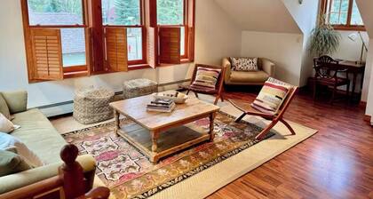 Sunny 2-bedroom loft in charming Redstone awaits you