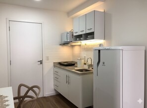 Microwave, stovetop - Modern and cozy studio in the center of São Paulo. (São Paulo)