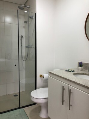 Shower, hair dryer, towels, soap - Modern and cozy studio in the center of São Paulo. (São Paulo)