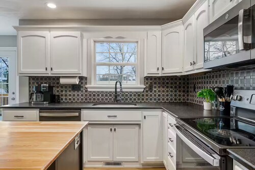 Spacious, Pristine Home w/ Firepit, Bourbon Lounge