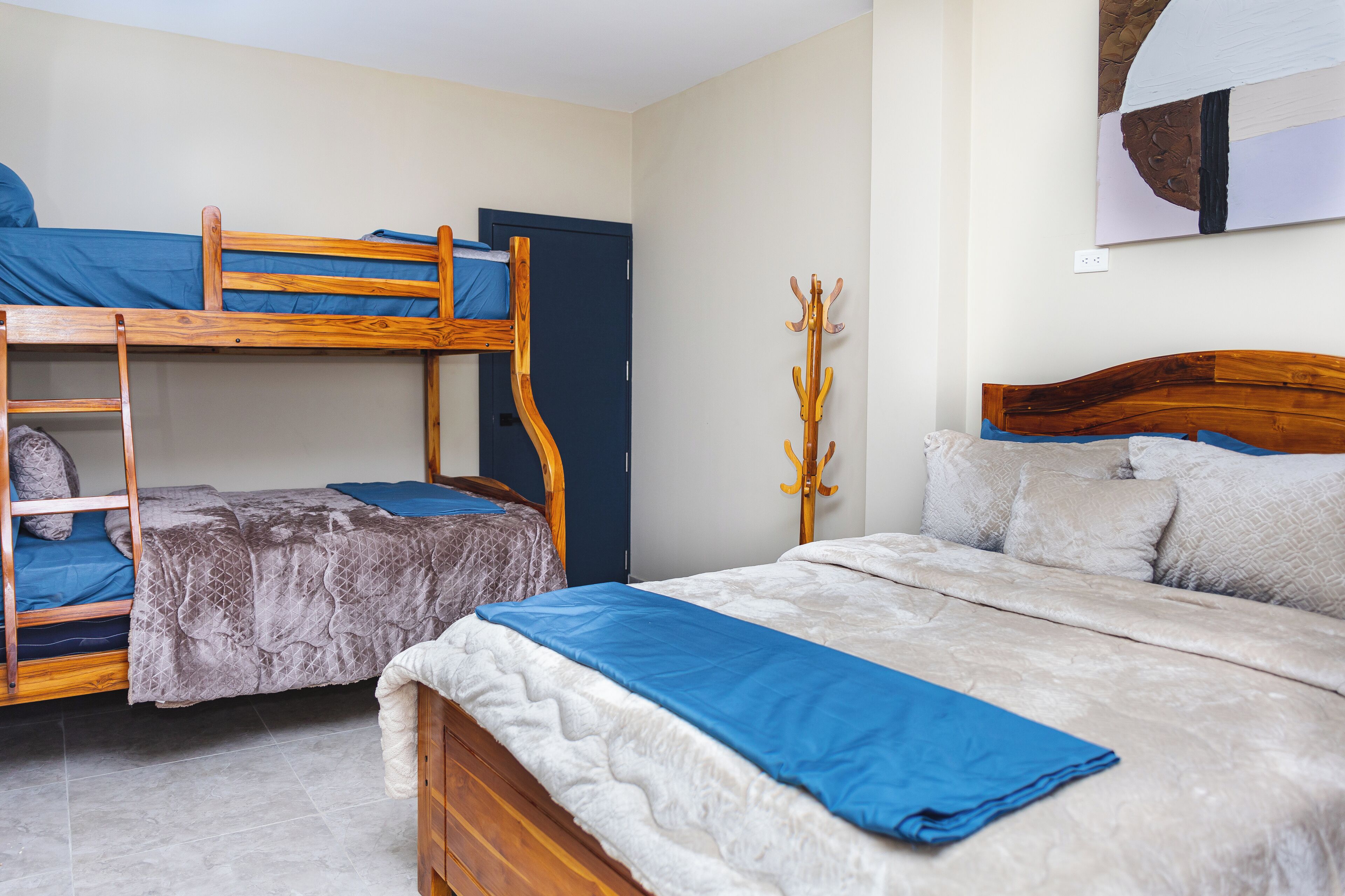 Escritorio, espacio para trabajar con laptop y wifi gratis 