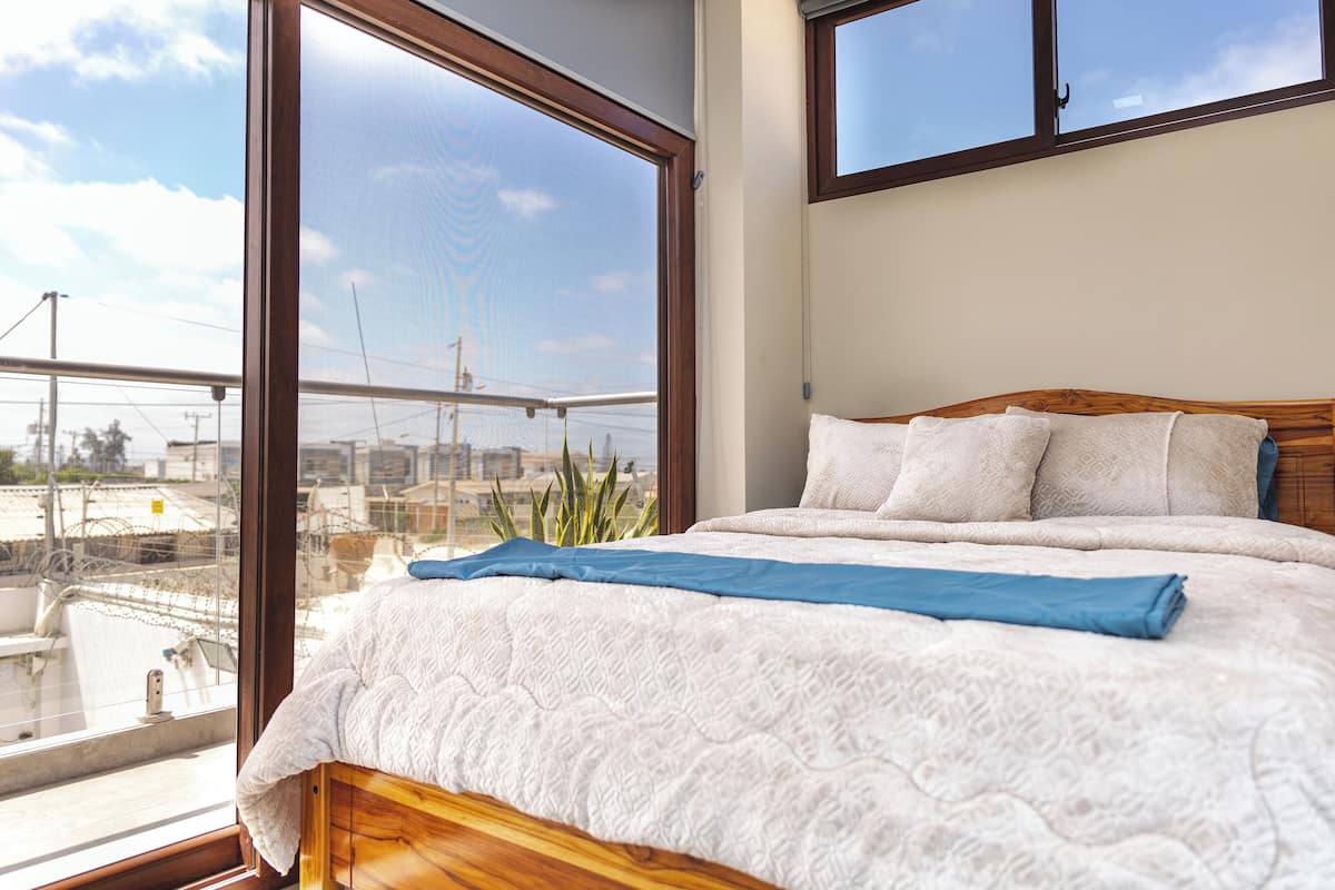 Deluxe Room | Laptop workspace, free WiFi