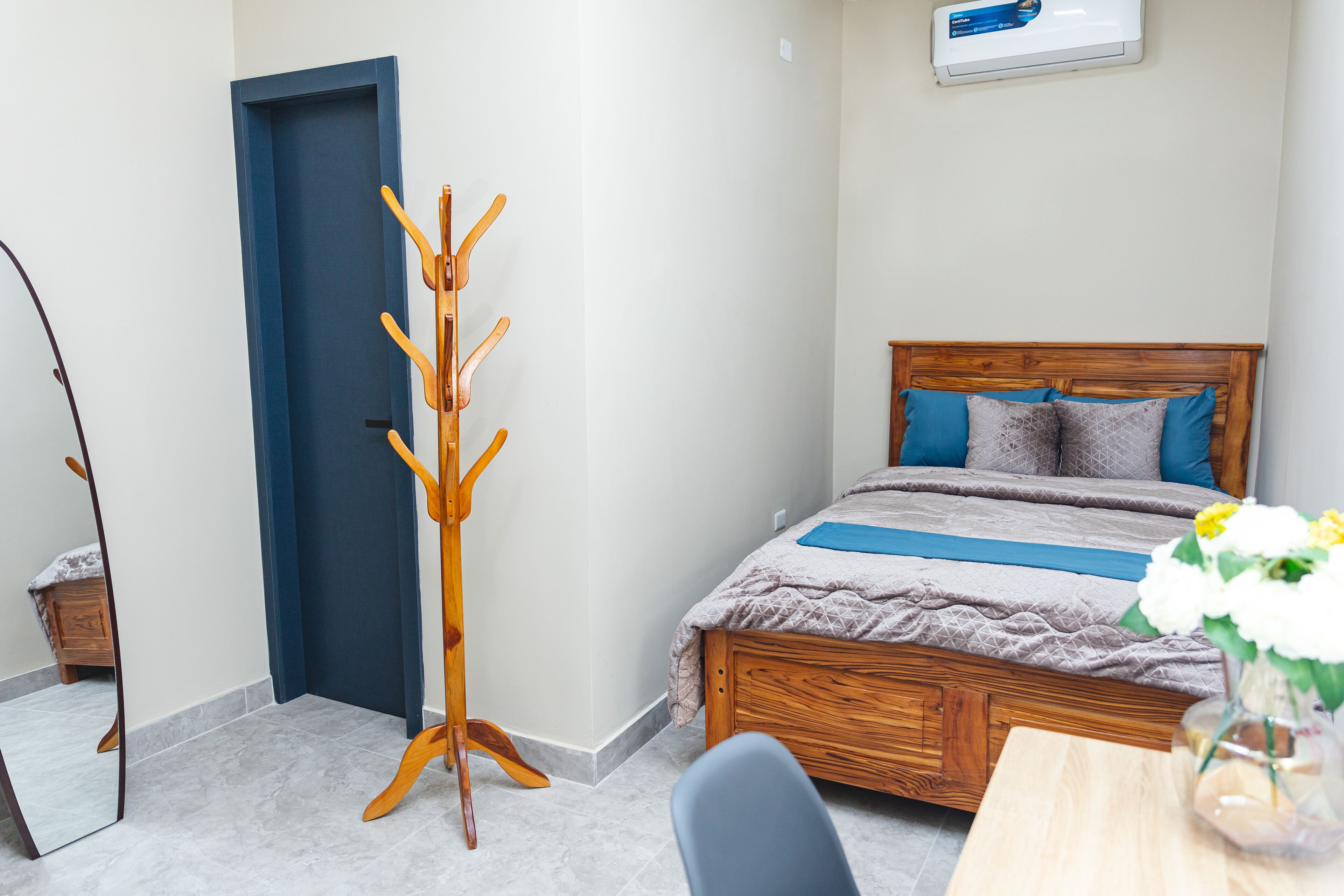 Escritorio, espacio para trabajar con laptop y wifi gratis 