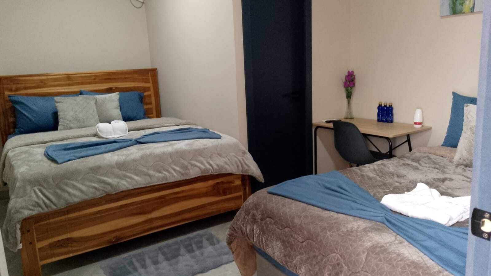 Escritorio, espacio para trabajar con laptop y wifi gratis 