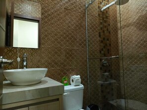 Phòng Suite Tiêu chuẩn, quang cảnh hồ bơi | Phòng tắm | Buồng tắm vòi sen, máy sấy tóc, khăn tắm, xà phòng 