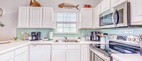 Réfrigérateur, four à micro-ondes, un four, surface de cuisson