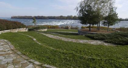 Riverside stay, 2 bedrooms, 1 office, free parking