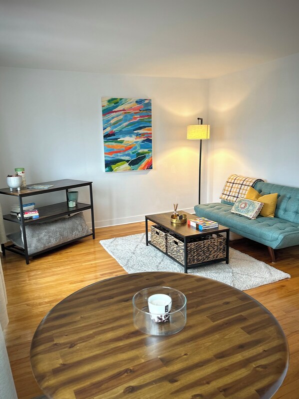 Living area - Riverside stay, 2 bedrooms, 1 office, free parking (Montréal)