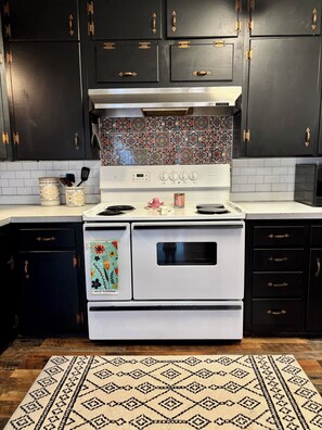 Kjøleskap, mikrobølgeovn, ovn og kokeplater