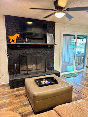 TV, peis, bordtennis og bøker