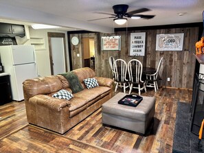 TV, peis, bordtennis og bøker