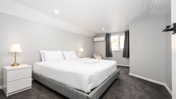 5 bedrooms, desk, iron/ironing board, WiFi