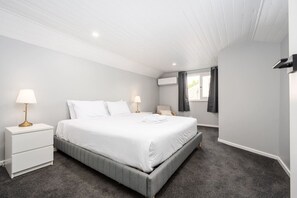 5 bedrooms, desk, iron/ironing board, WiFi