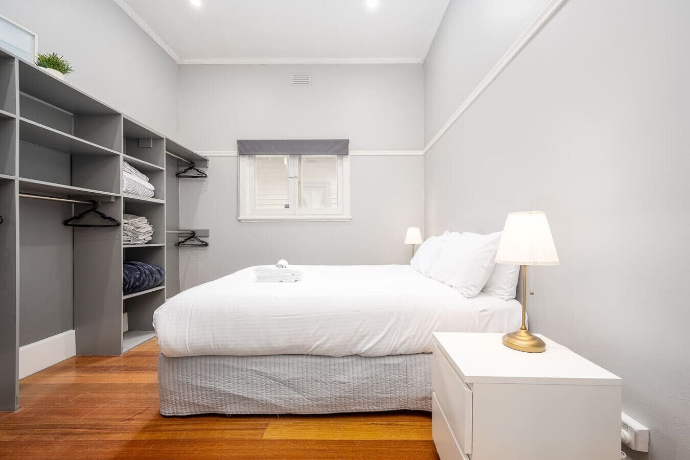 5 bedrooms, desk, iron/ironing board, WiFi