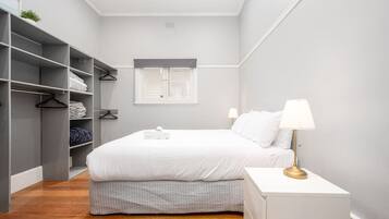 5 slaapkamers, een bureau, een strijkplank/strijkijzer, wifi