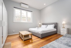 5 slaapkamers, een bureau, een strijkplank/strijkijzer, wifi