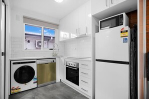 Fridge, microwave, oven, stovetop - A Family Gem and a Sunshine Edge (Albion)