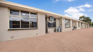 Pitkä, yhden kerroksen rakennus, jossa on suuret ikkunat ja ilmastointilaitteet.