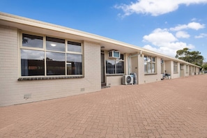 Exterior - A Family Gem and a Sunshine Edge (Albion)