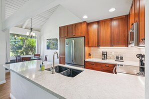Microwave, oven, stovetop, dishwasher - Pali Ke Kua Beautiful Garden, Mountain View Condo with AC & Beach access! (Princeville)