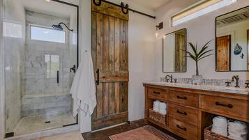 Sapone, shampoo, carta igienica