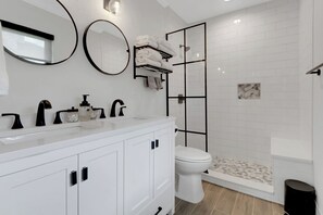 Shower, hair dryer, towels, soap - Designer Waterfront Home in Marco Island – 3BR / 2BA with Pool & Private Dock (Marco Island)