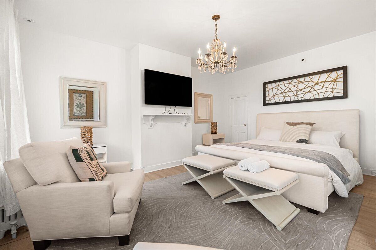 Tabla de planchar con plancha, wifi, ropa de cama