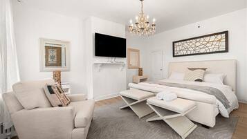 Tabla de planchar con plancha, wifi, ropa de cama