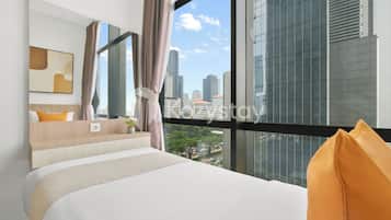 Apartment, 3 Bedrooms, City View | Meja, ruang kerja komputer riba, seterika/papan seterika, Wi-fi percuma