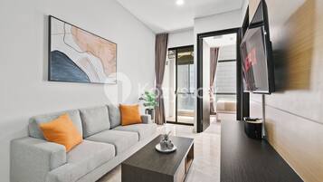 Apartment, 3 Bedrooms, City View | Ruang tamu | 50 inci sebuah televisyen pintar dengan kabel, Netflix