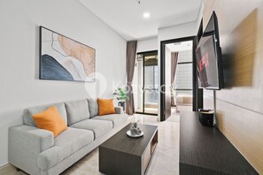 Apartment, 3 Bedrooms, City View | Ruang tamu | 50 inci sebuah televisyen pintar dengan kabel, Netflix 