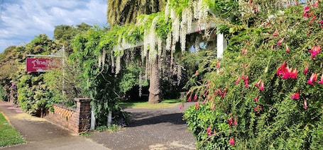 Property grounds. Tasmanian Heritage Retreat (Unit4)-Anabel's of Scottsdale w/Restaurant onsite