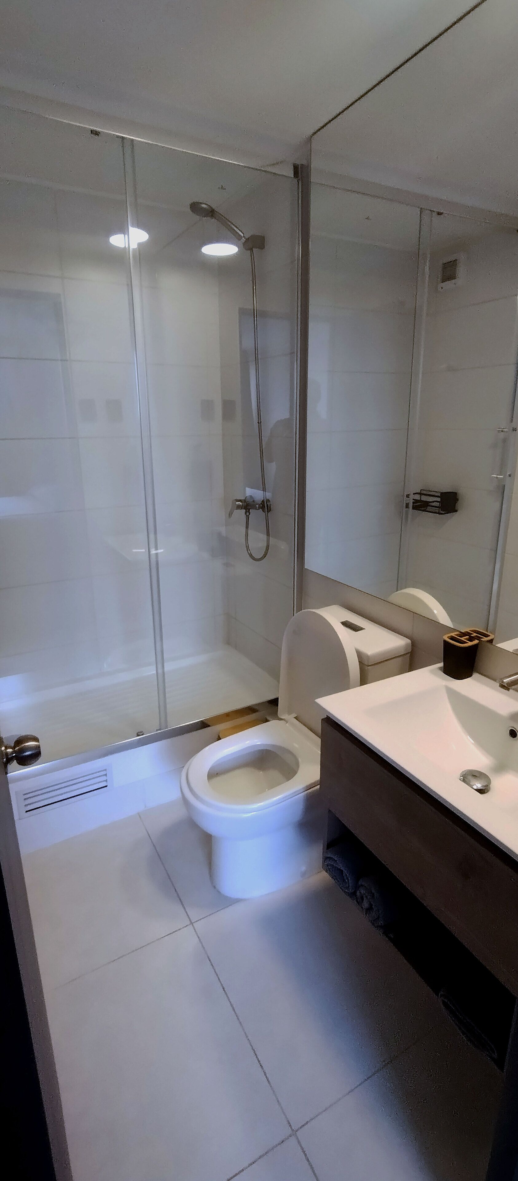 Douche, serviettes fournies, savon, papier toilette