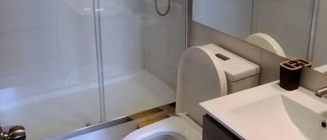 Douche, serviettes fournies, savon, papier toilette