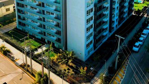 A high-rise residential building with multiple balconies, a flat roof, and a central courtyard. - We have the ideal space for you in Ñuñoa (Ñuñoa)