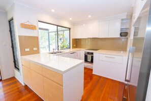 ثلاجة، ميكروويف، موقد طهي مسطح، غسالة أطباق