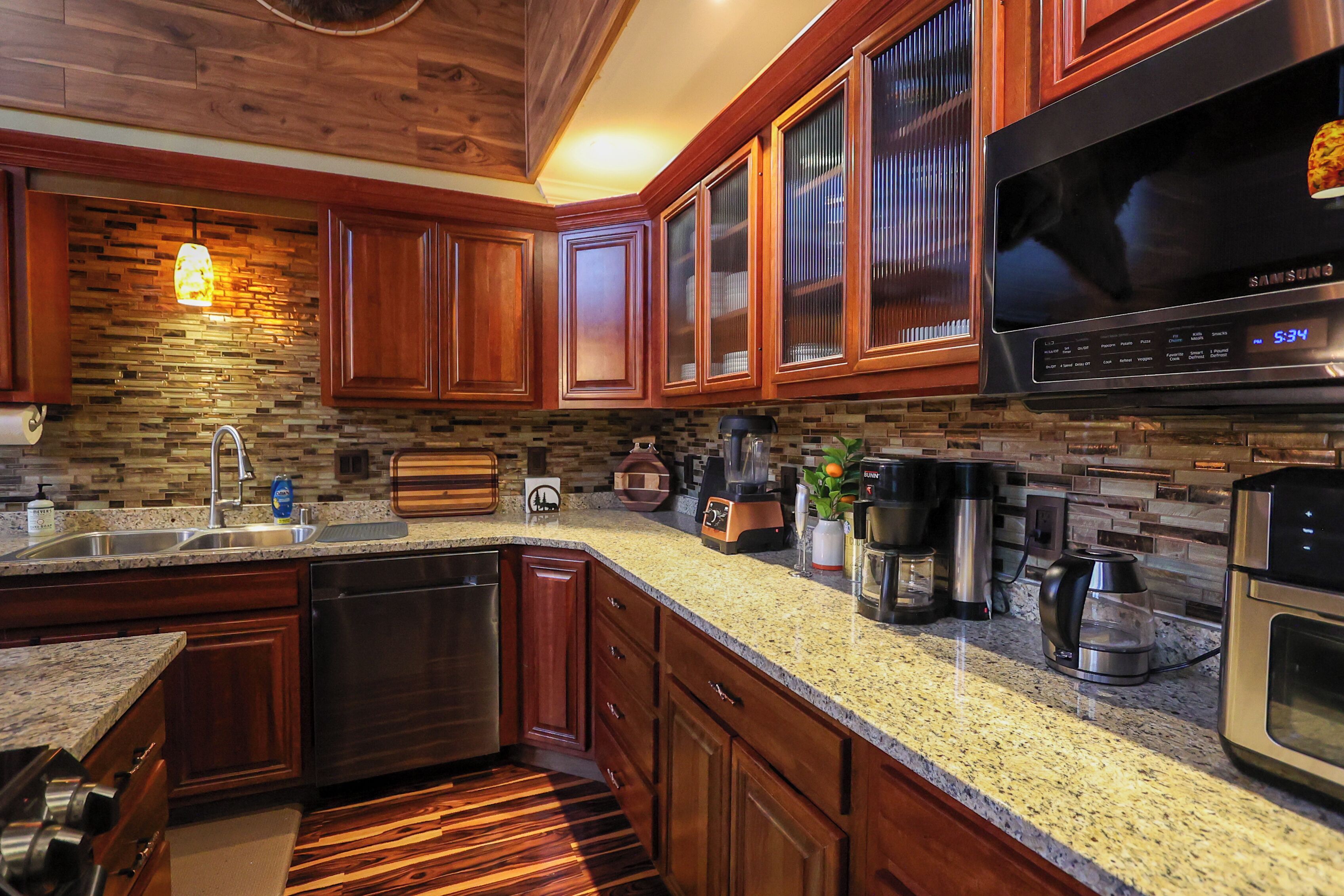 Mikrovågsugn, spishäll och diskmaskin