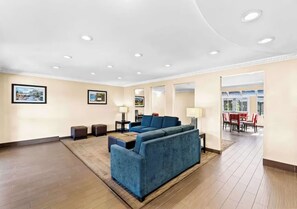 Interior - Aurora Inn (Modesto)