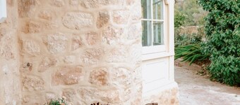 Classic modern country style studio  located in the heart of McLaren Vale.