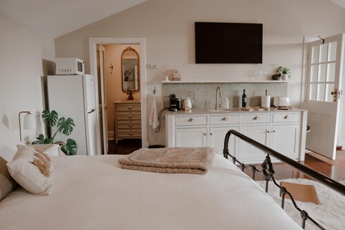 Classic modern country style studio  located in the heart of McLaren Vale.