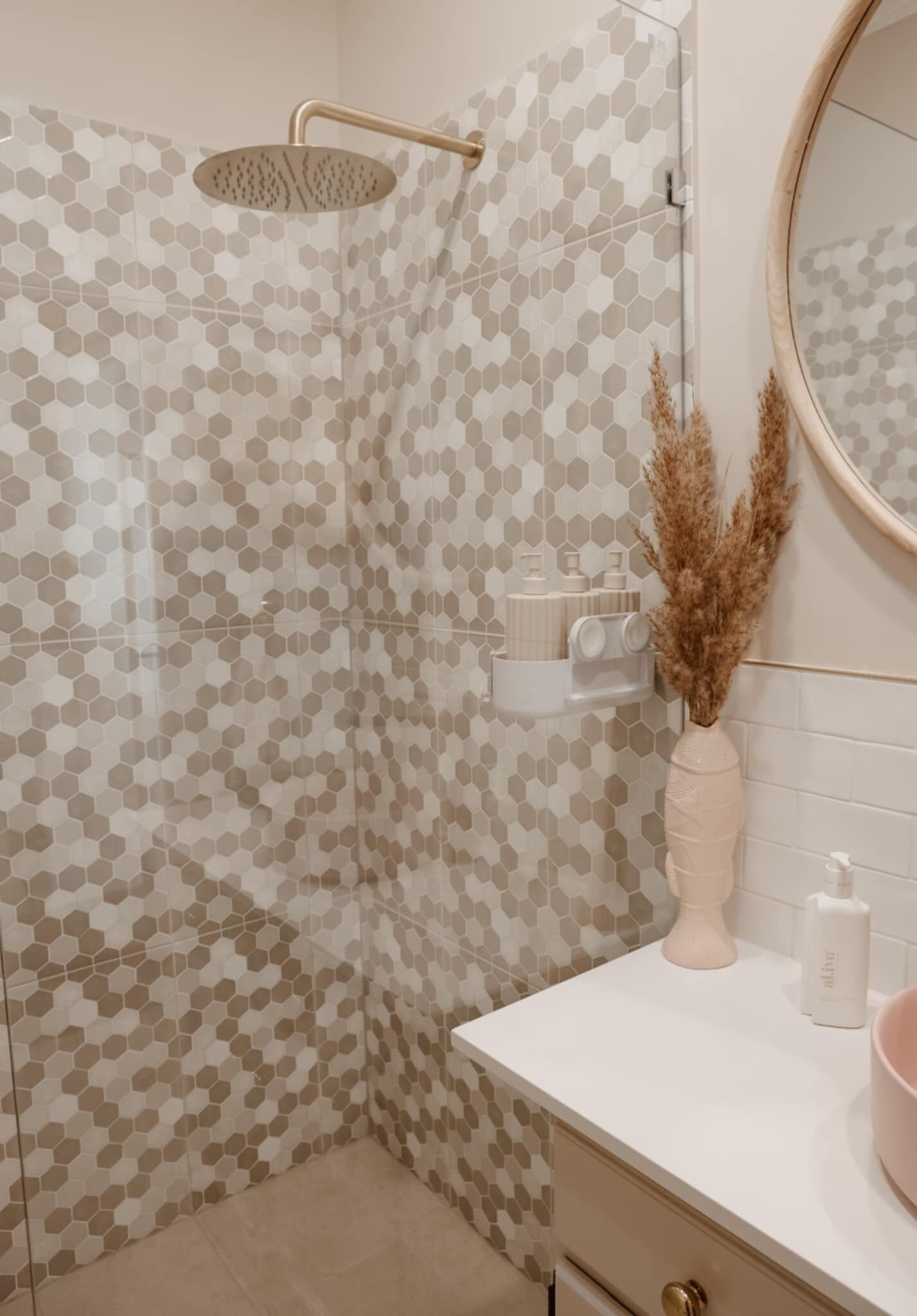 Dusch, hårtork, handdukar och tvål