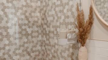 Dusch, hÄrtork, handdukar och tvÄl