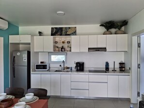 Réfrigérateur, micro-ondes, plaque de cuisson, cafetière/bouilloire